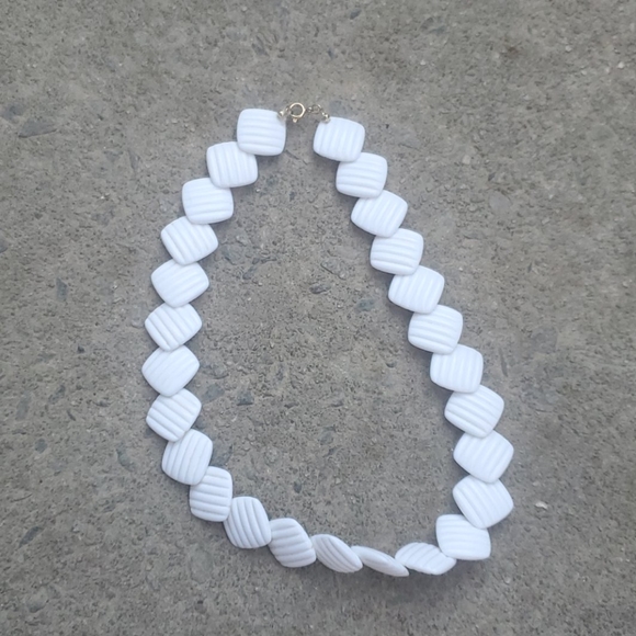 RELISTED White necklace - Picture 2 of 3